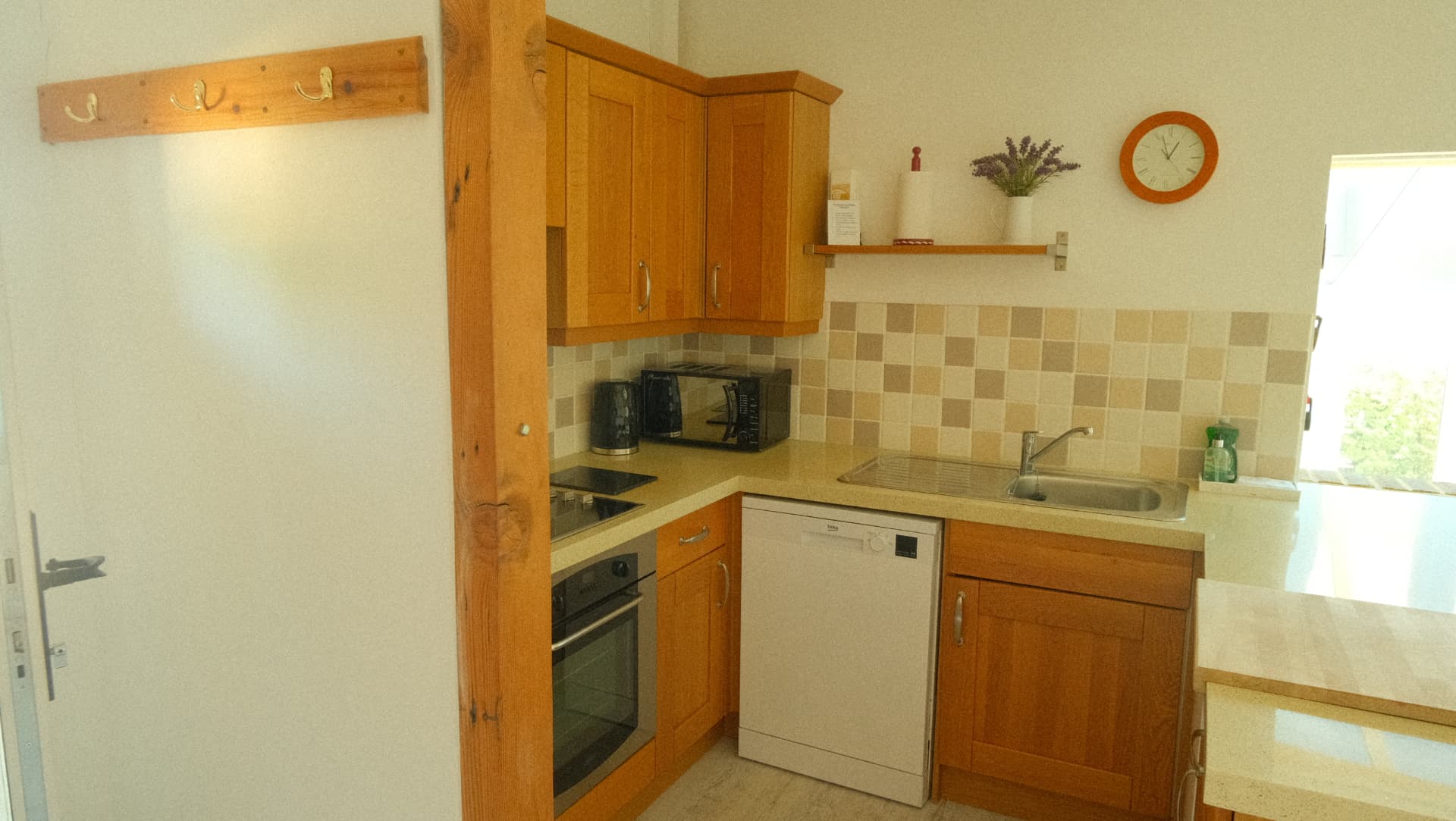 Well-equipped kitchen with oven, hob and dishwasher